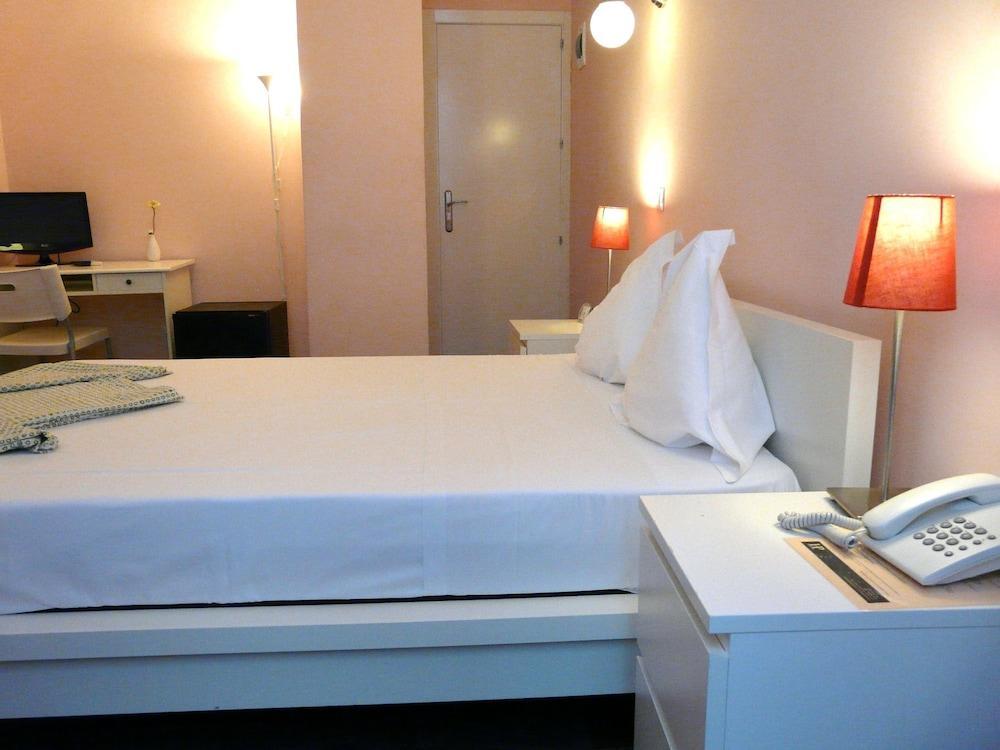 Hostal Goyal Pizarro Madrid Exterior photo