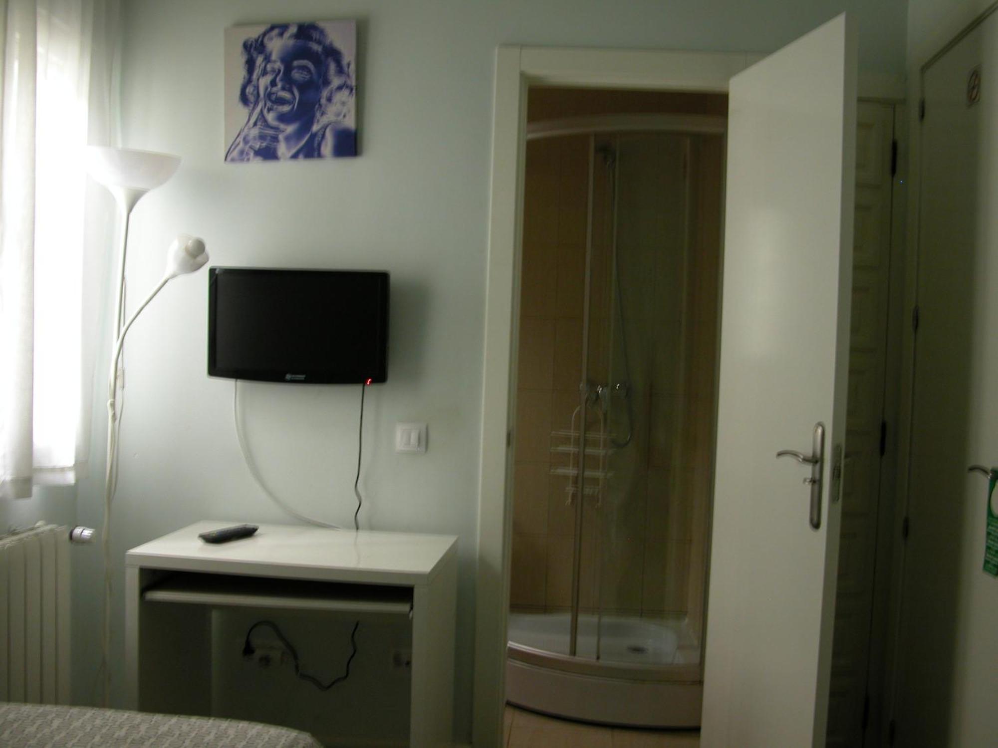 Hostal Goyal Pizarro Madrid Room photo