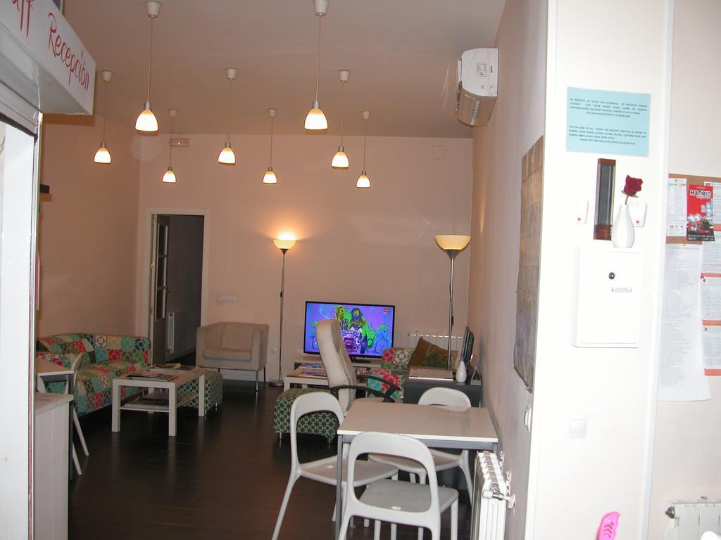 Hostal Goyal Pizarro Madrid Exterior photo